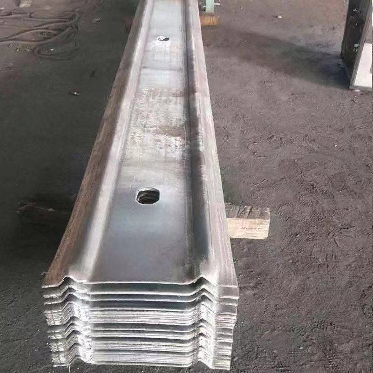 W-shaped steel strip